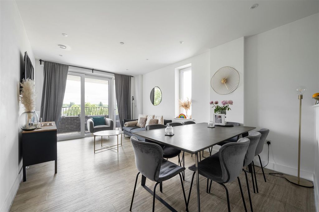 Property photo 2 of 19 Beck Square E10