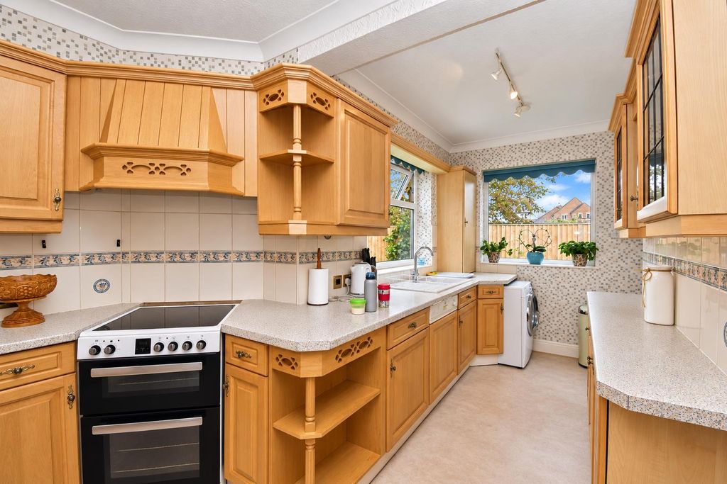 Property photo 3 of 19 Kitchen