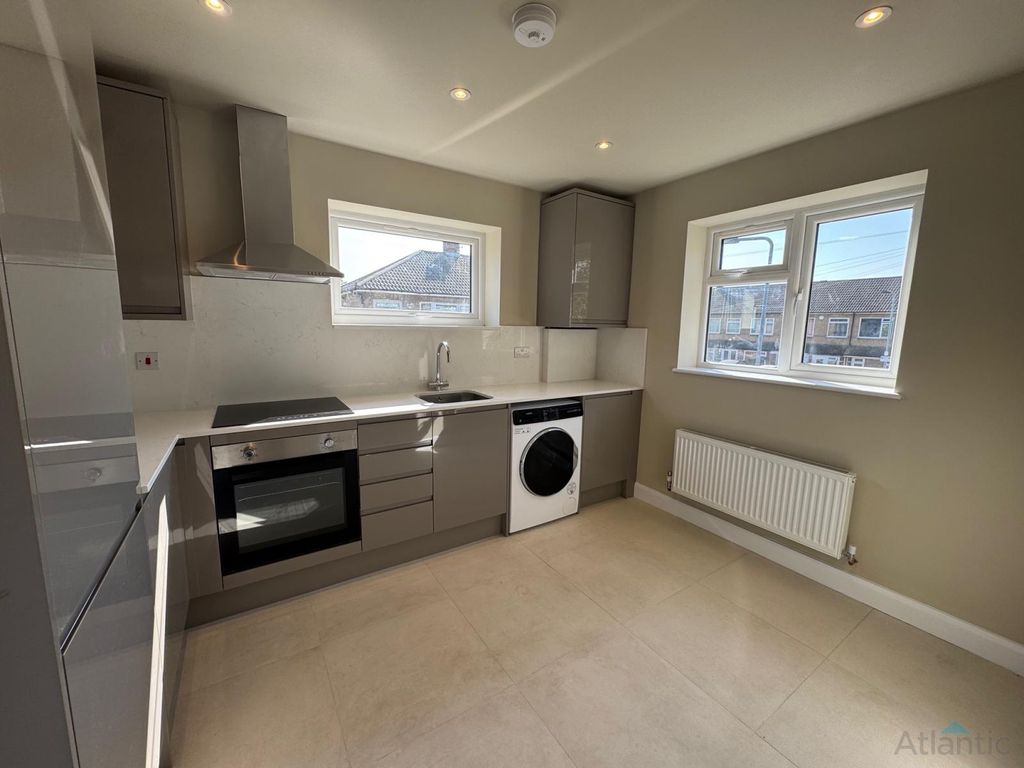 Property photo 1 of 10 Large 2 Bedroom 1st Floor Flat