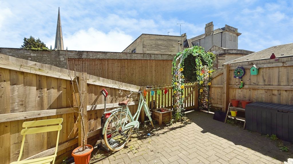 Property photo 2 of 11 Courtyard Garden