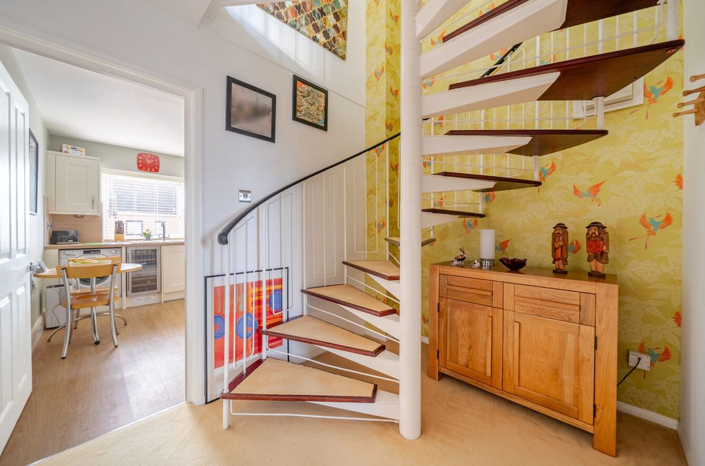 Property photo 2 of 13 1408878-10-698A23...