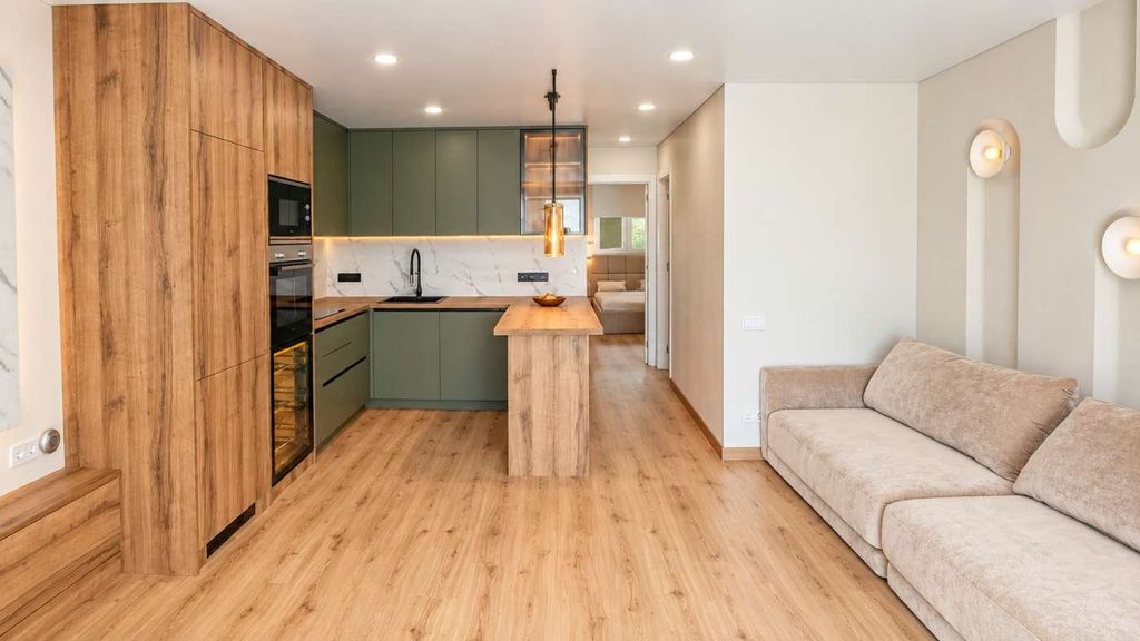 Property photo 1 of 25 Immaculately Renovated Apartment 50m From The Sea