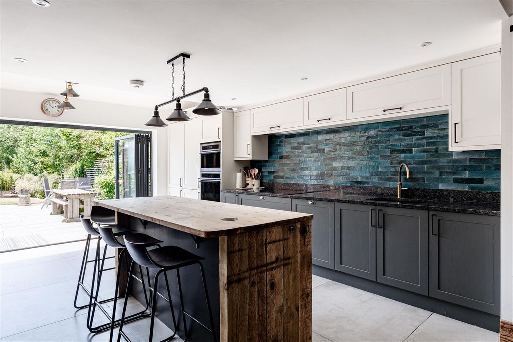 Property photo 2 of 20 Maythorne, Haywards Heath Road-10.Jpg