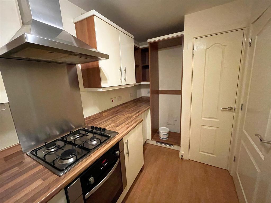 Property photo 3 of 7 Flat 8 Westway Apartments Kitchen 2.Jpg
