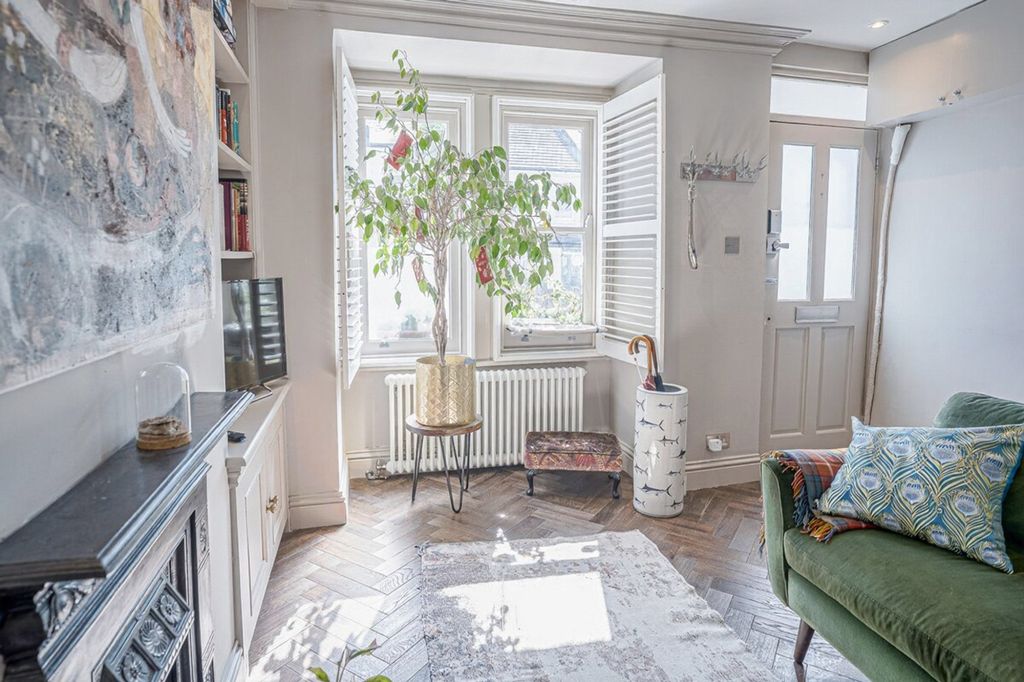 Property photo 1 of 20 Living Room