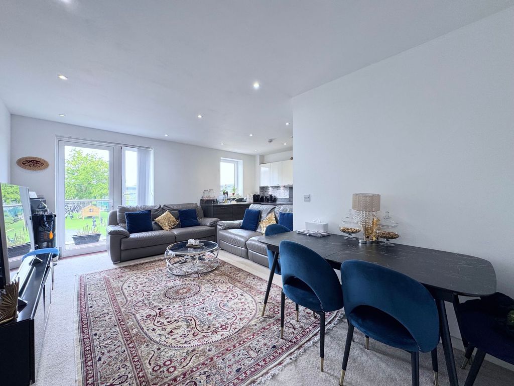 Property photo 1 of 17 Living/Kitchen/Dining Area