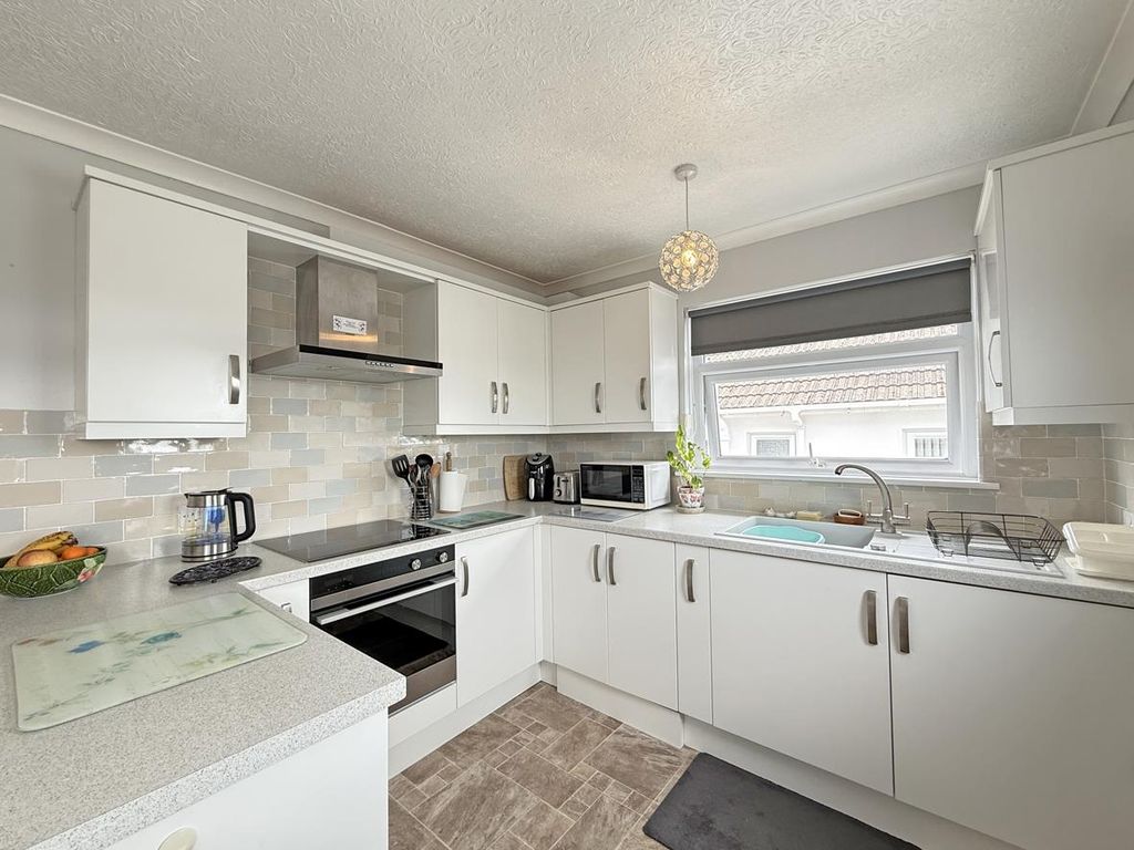 Property photo 3 of 17 Shirburn Road 40 - Kitchen.Jpg