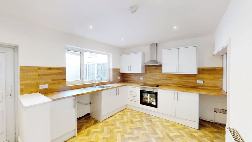 Property photo 2 of 7 Kitchen