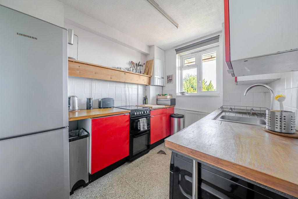 Property photo 3 of 17 Kitchen