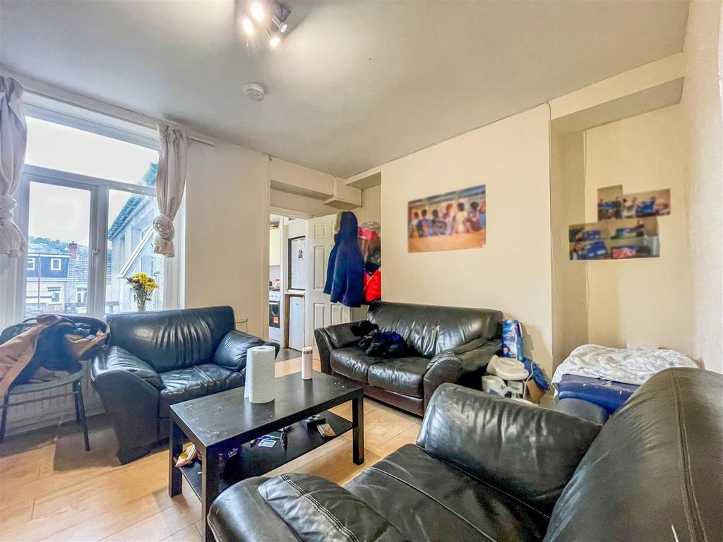 Property photo 3 of 11 Bright Lounge With Leather Sofas And Coffee Table...