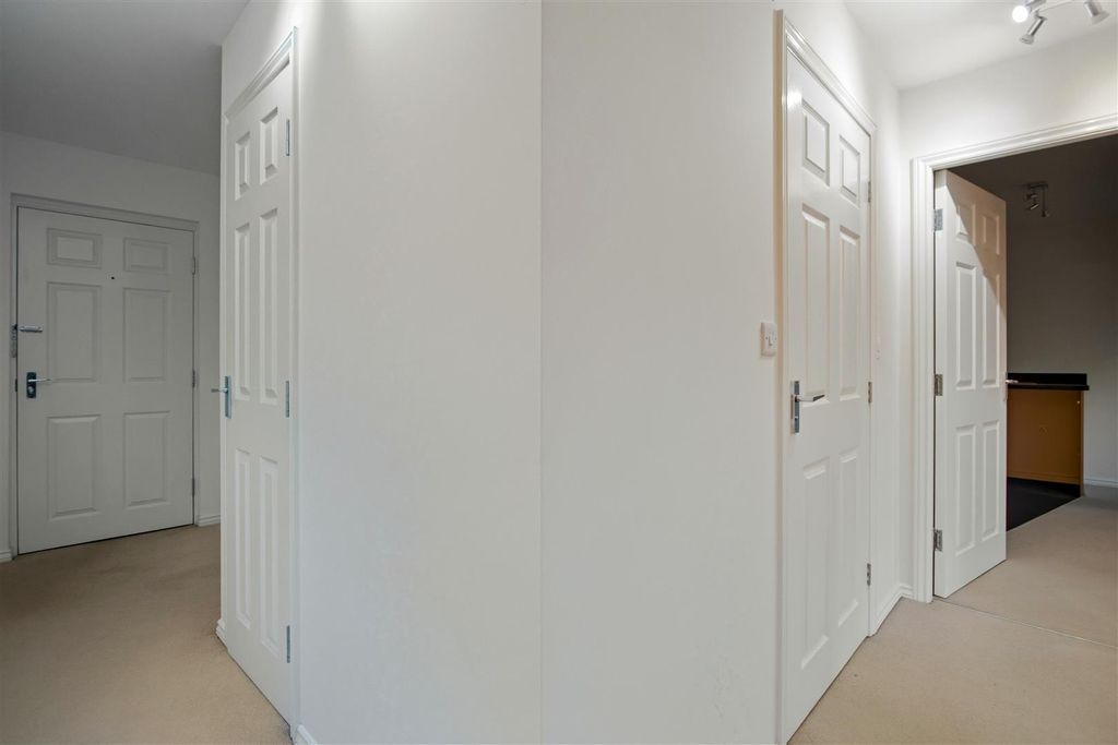 Property photo 3 of 13 'l' Shaped Hallway