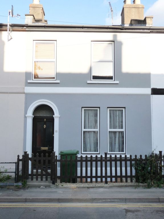 Property photo 3 of 15 Well-Presented Terraced House With A Neat Painted ...
