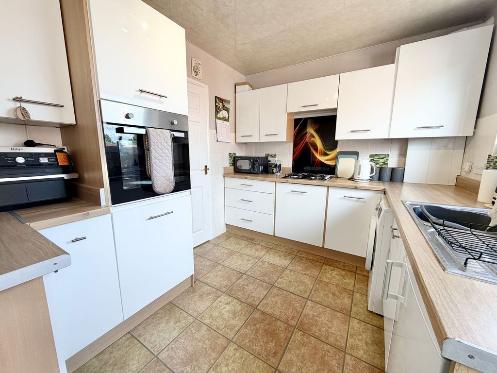 Property photo 3 of 12 Kitchen