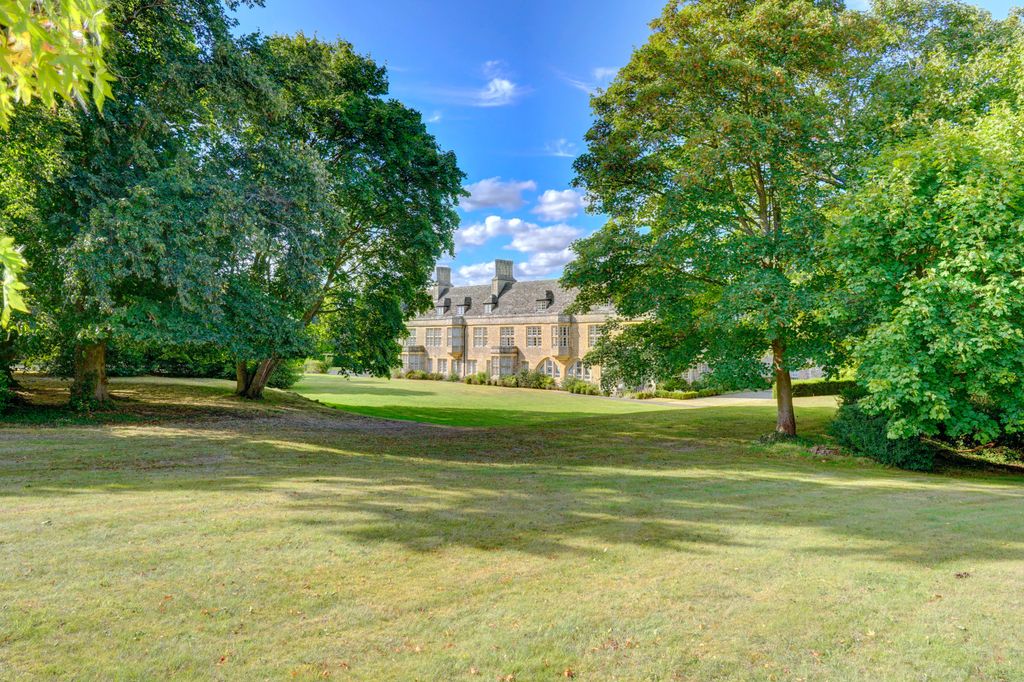 Property photo 2 of 23 Landscaped Gardens