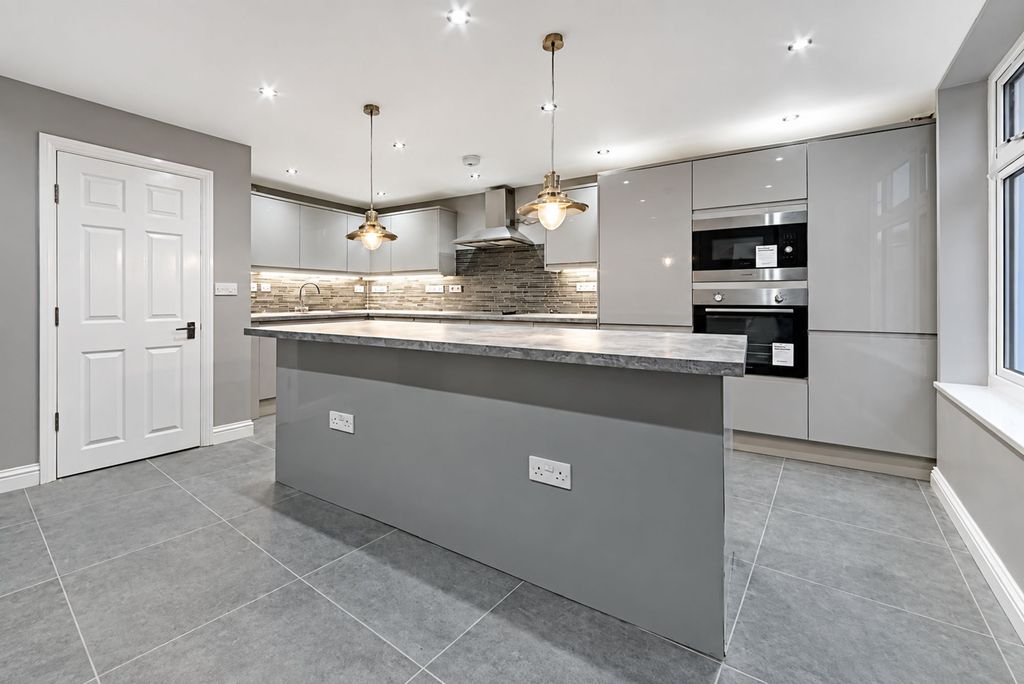 Property photo 3 of 9 Carshalton Road, Sutton - Sm1 4Rs