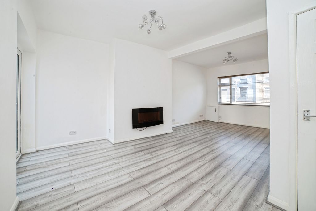 Property photo 3 of 17 Photo