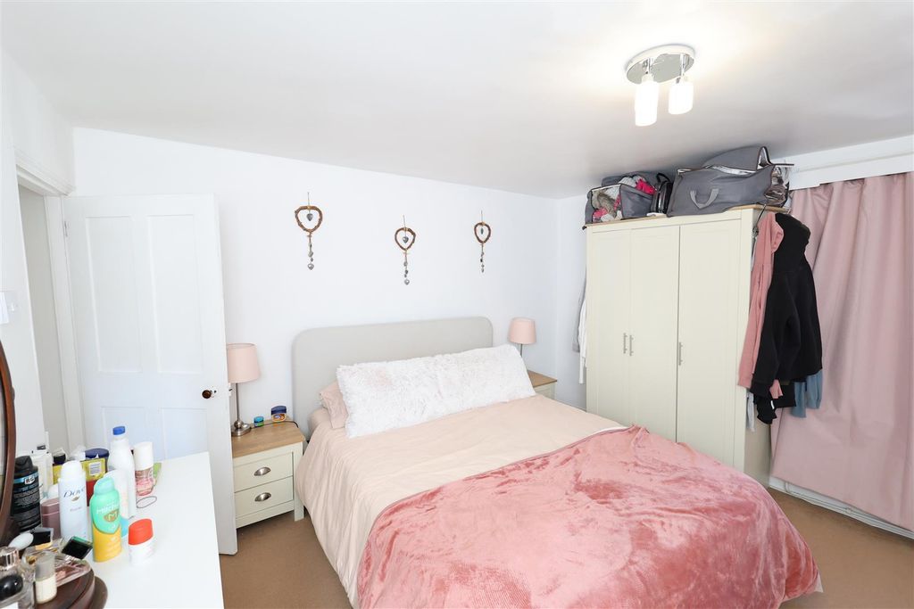 Property photo 3 of 9 Bedroom 1