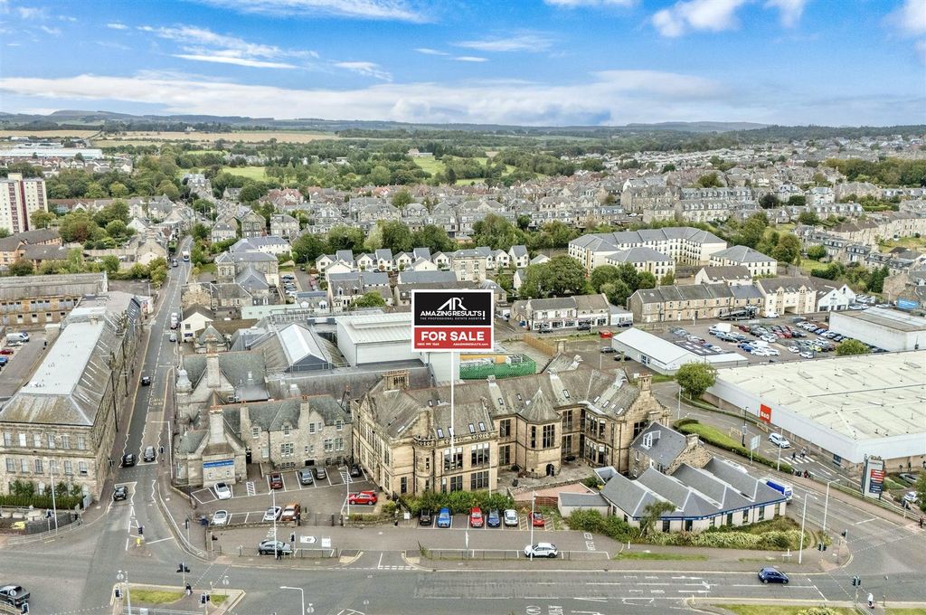 Property photo 2 of 42 Carnegie Apartments, Dunfermline