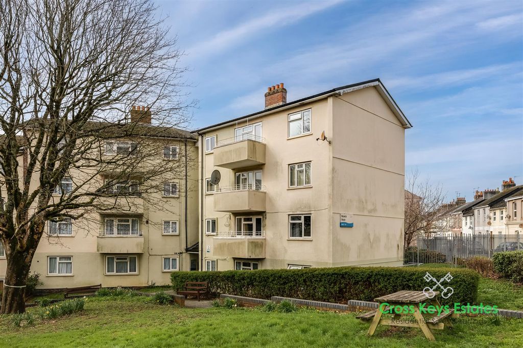 Property photo 1 of 15 Cross Keys Estates