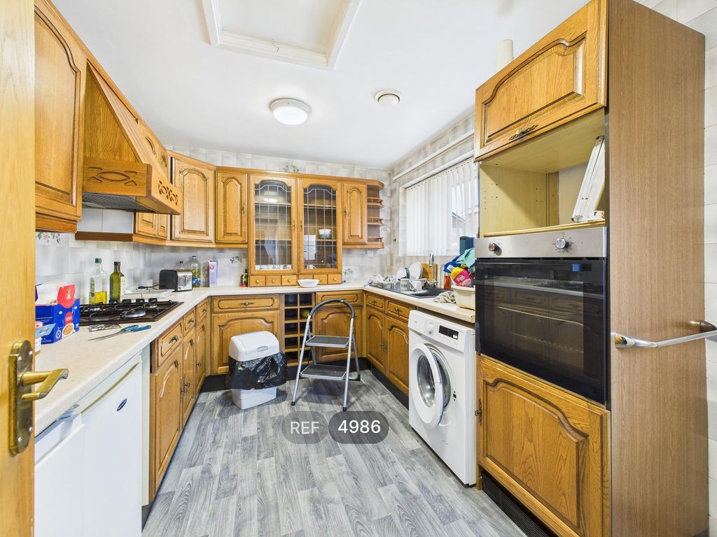 Property photo 2 of 9 Kitchen