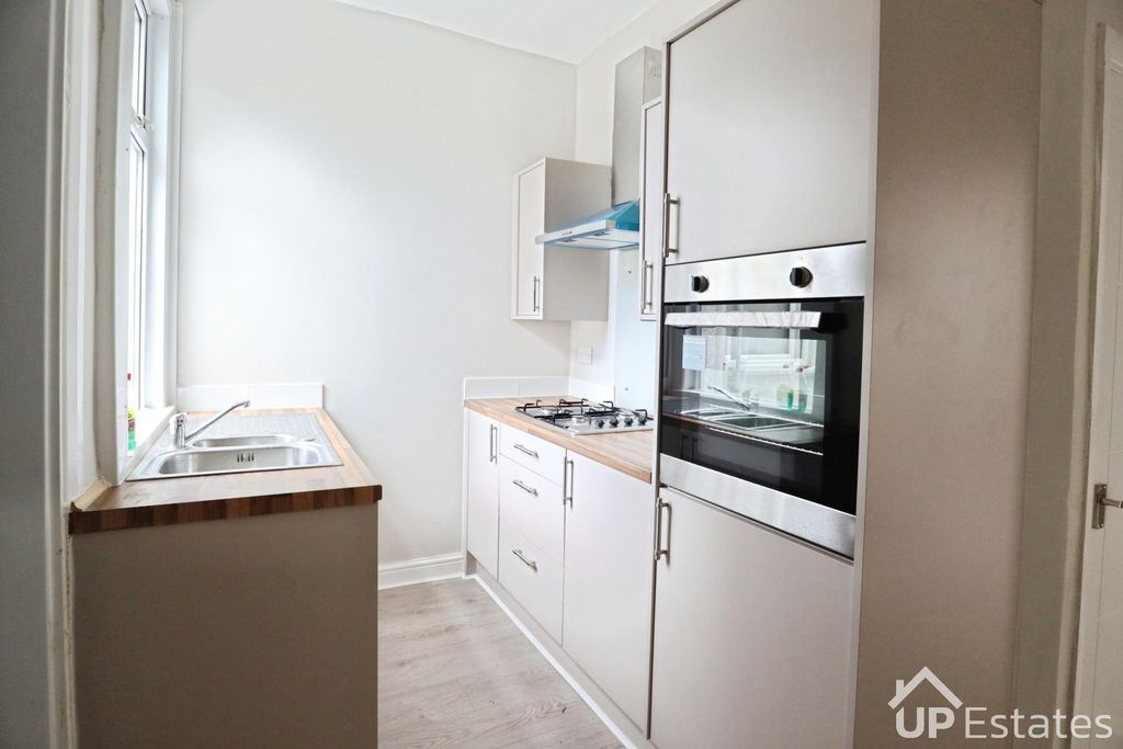 Property photo 3 of 9 Kitchen
