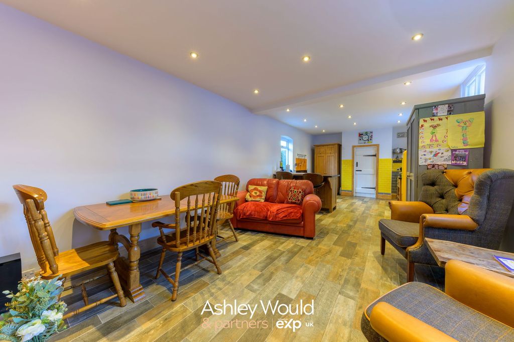 Property photo 3 of 23