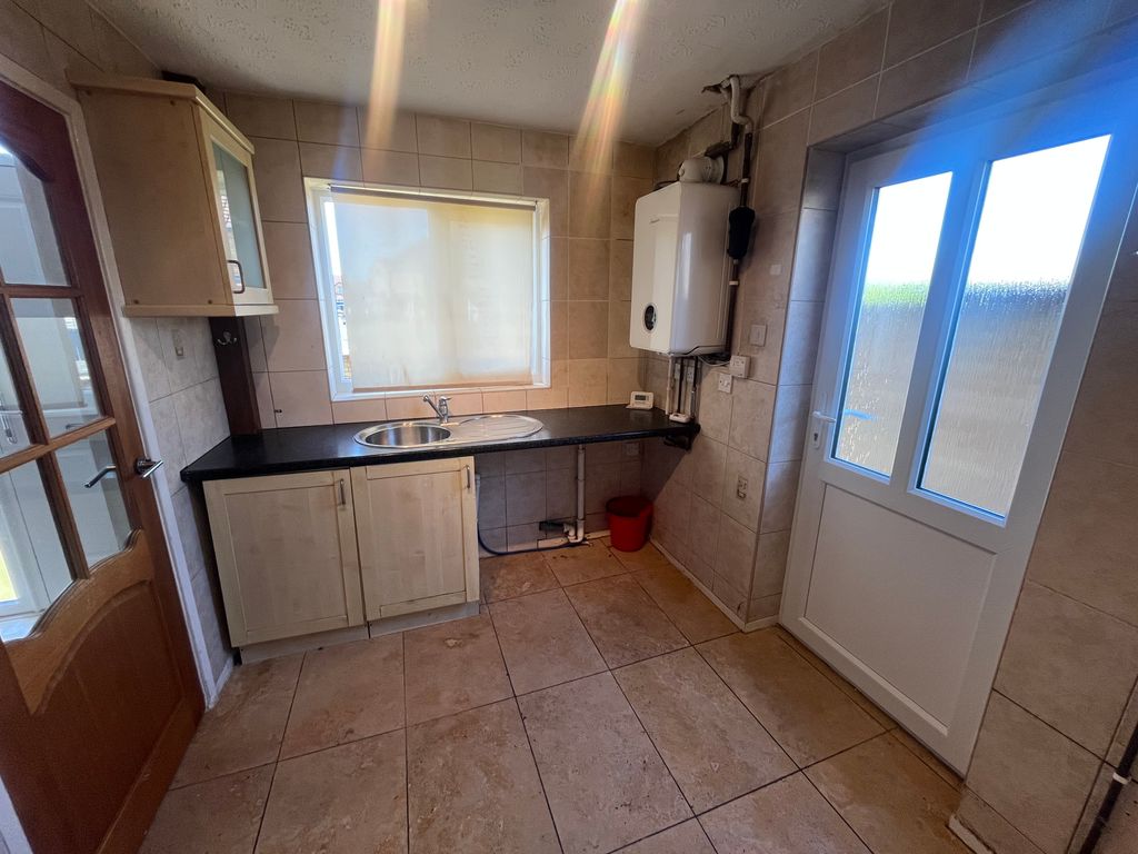 Property photo 3 of 11 Kitchen