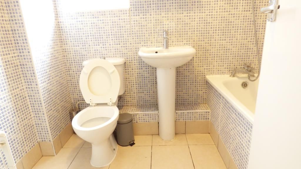 Property photo 3 of 5 En-Suit Bathroom