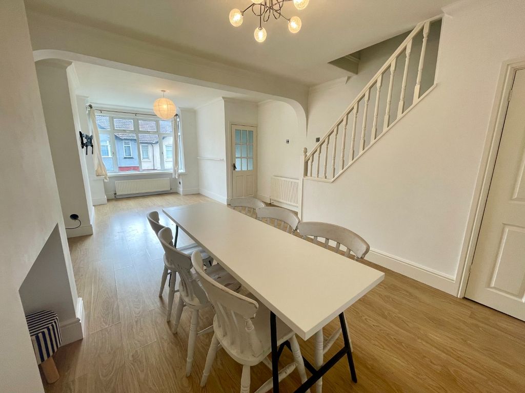 Property photo 3 of 15 4393952