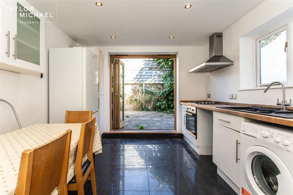 Property photo 3 of 34 Kitchen