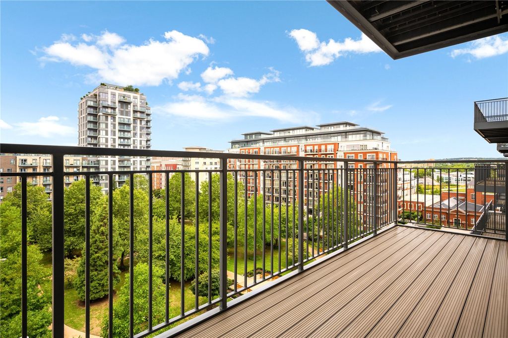 Property photo 2 of 16 Fermont House