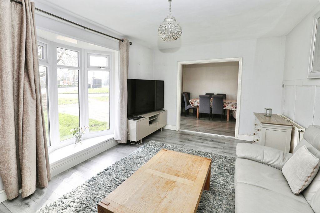 Property photo 3 of 15 Lounge