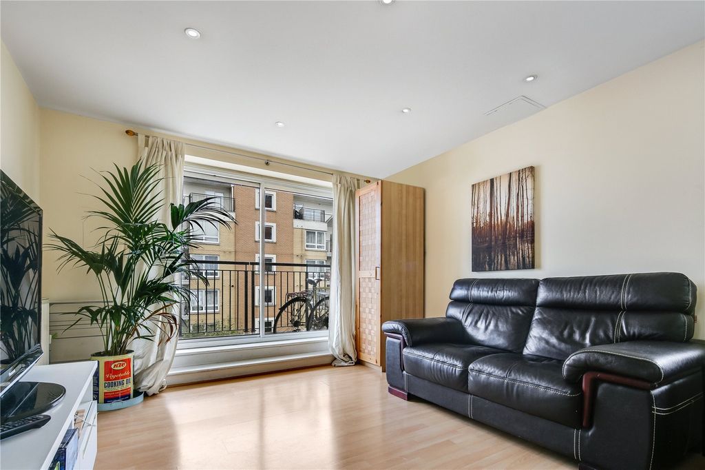 Property photo 2 of 22 Living Room