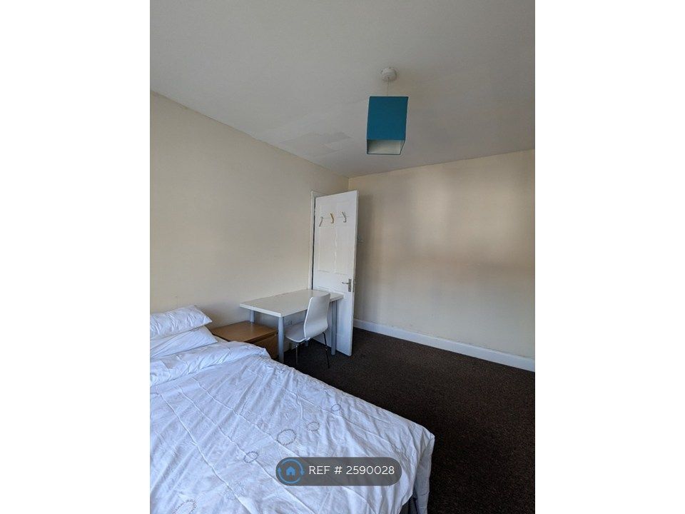 Property photo 3 of 7 Desk And Chair