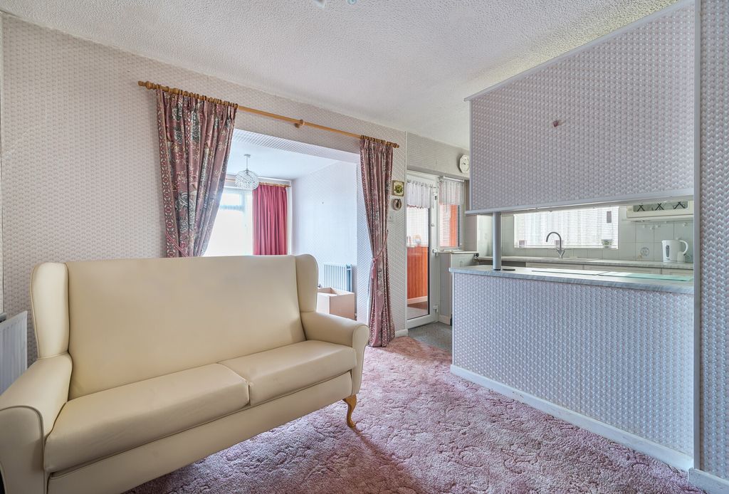 Property photo 3 of 21 1395928-10-695E65...