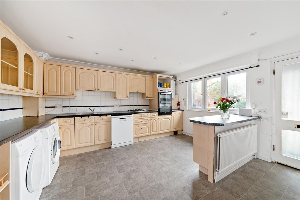 Property photo 3 of 11 Kitchen/Breakfast Room