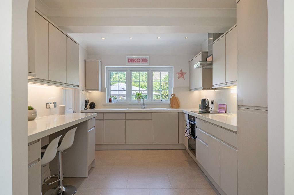 Property photo 3 of 19 Kitchen