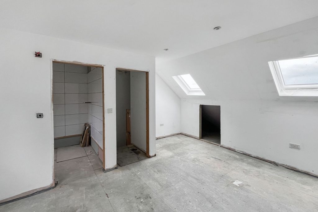 Property photo 2 of 18 20 Beauchamp Road, Upper Norwood, London, Se19 3De