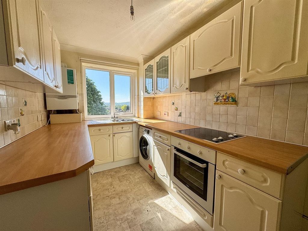 Property photo 3 of 17 Kitchen