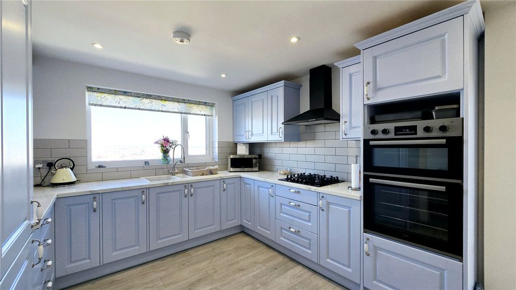 Property photo 3 of 21 Picture No. 28