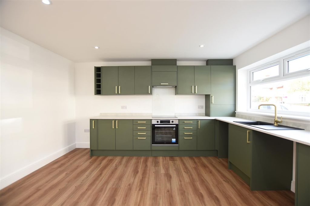 Property photo 2 of 14 Kitchen