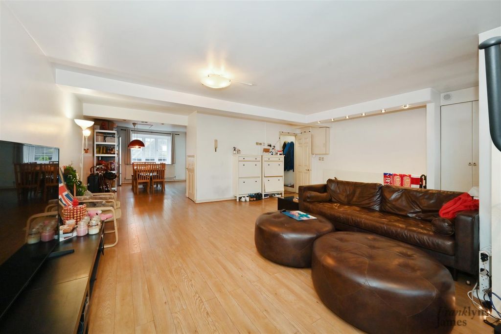 Property photo 2 of 15 St Georges Square (2).Jpg