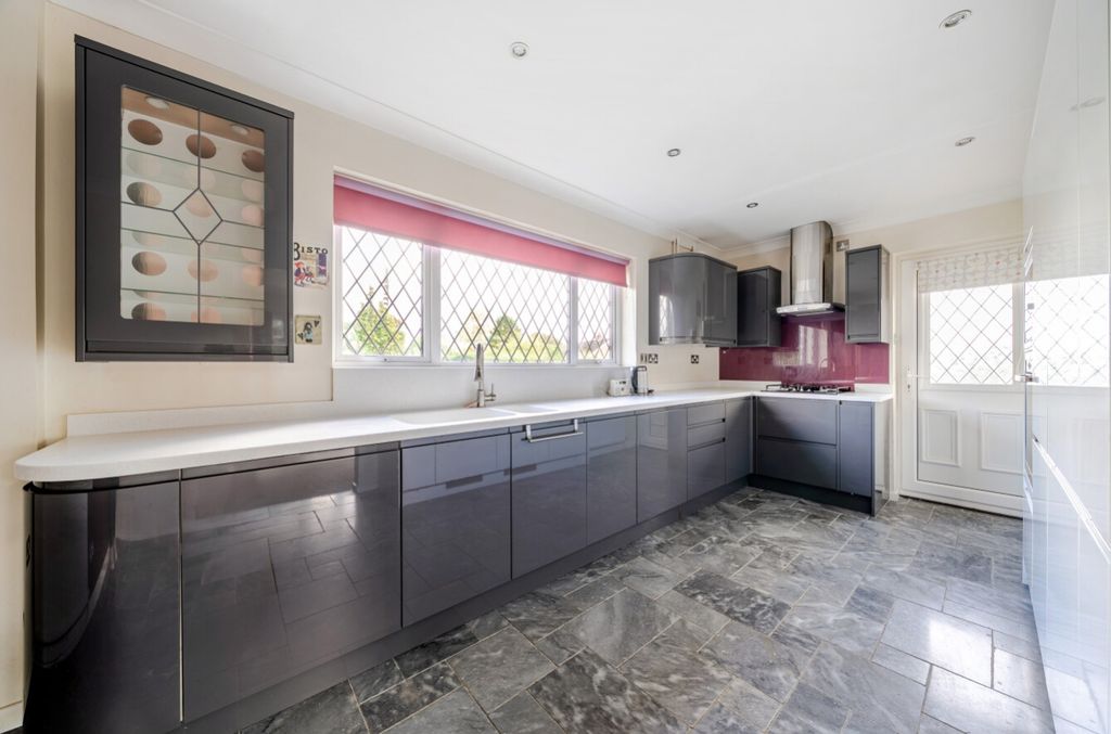 Property photo 2 of 21 1521291-11-1A0A11Fc3Ef44