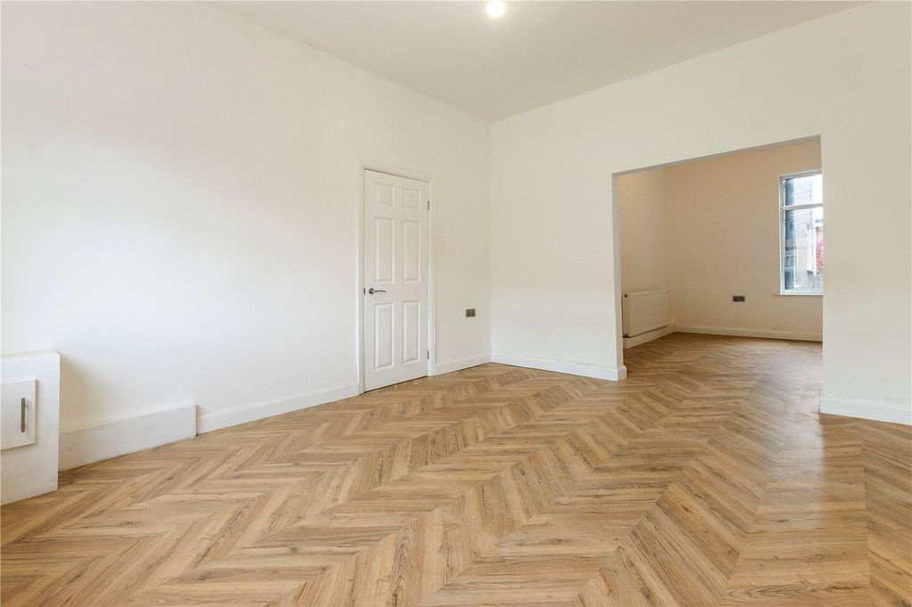 Property photo 2 of 17 Picture No. 29