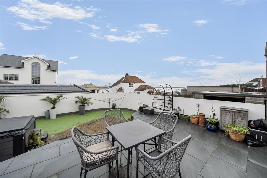 Property photo 3 of 18 Garden