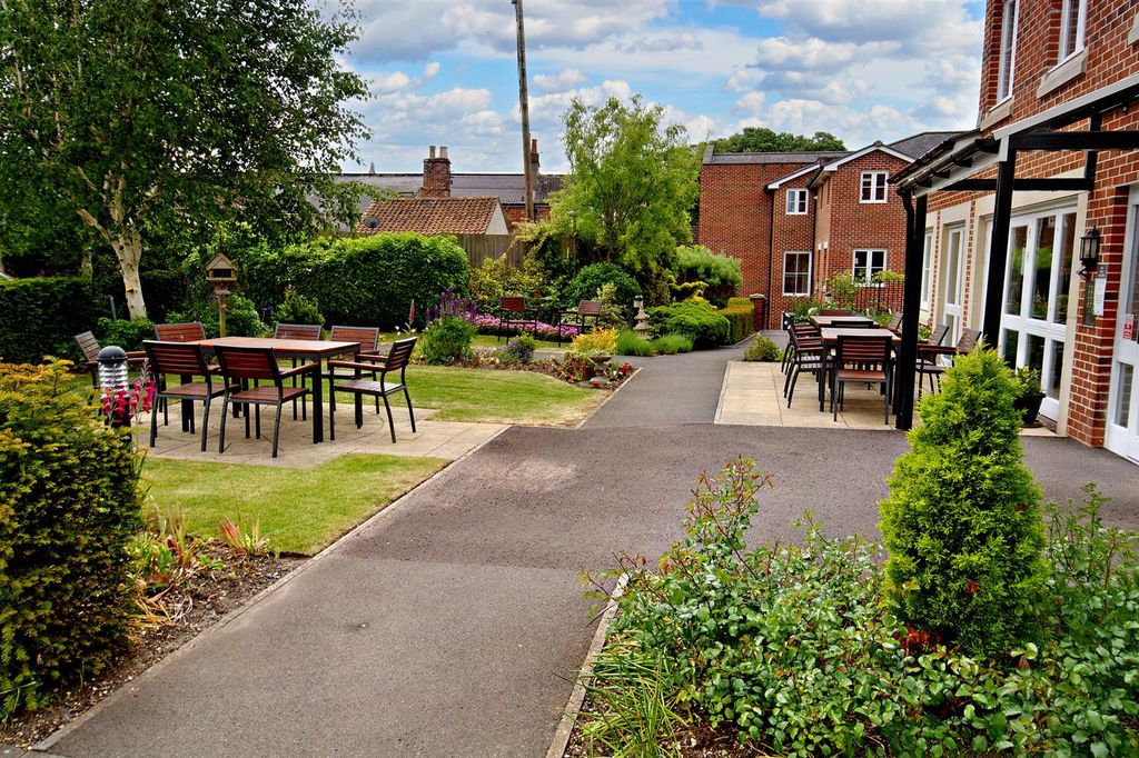 Property photo 2 of 15 Communal Gardens