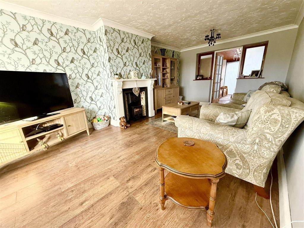 Property photo 3 of 20 Lounge