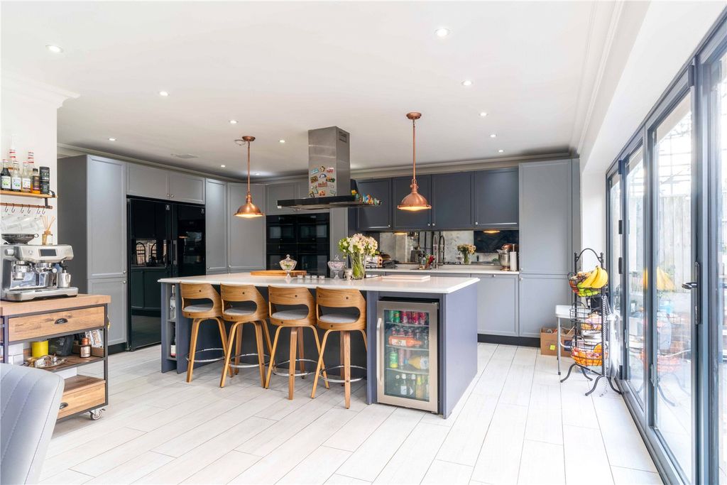 Property photo 2 of 25 Kitchen Island