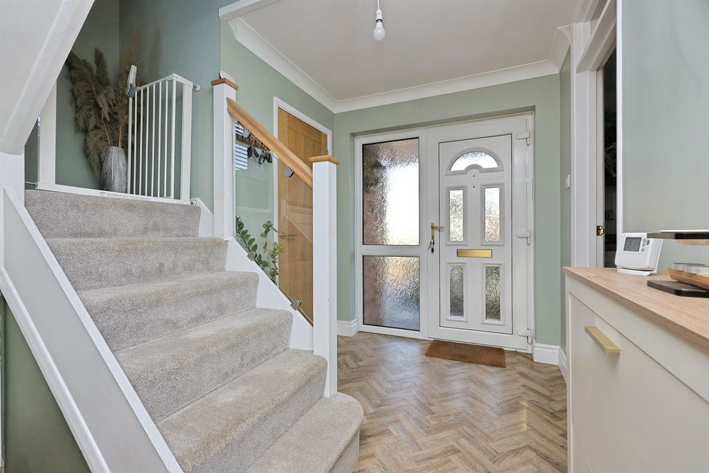 Property photo 2 of 28