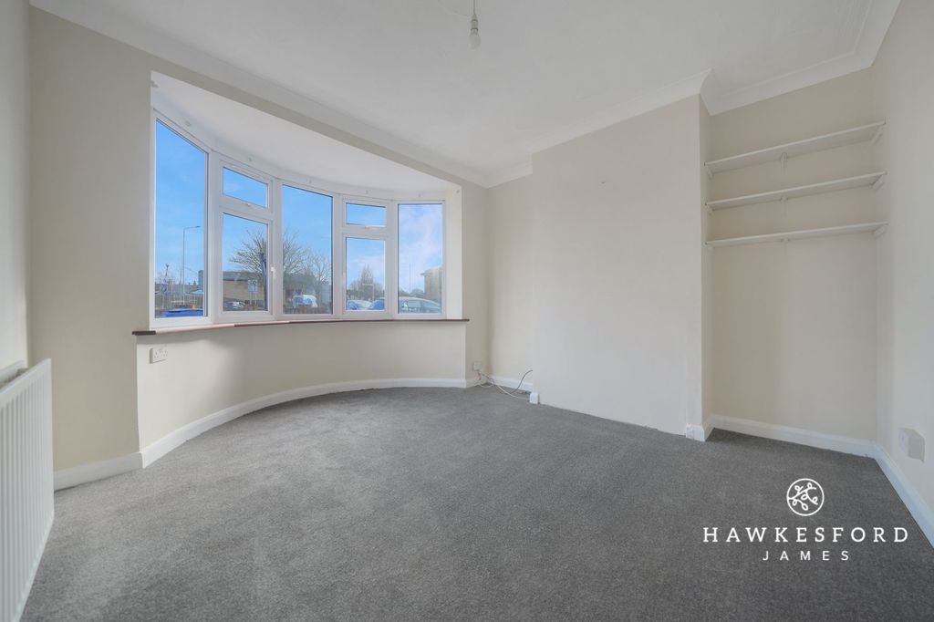 Property photo 2 of 9 West Lane, Sittingbourne - Lounge